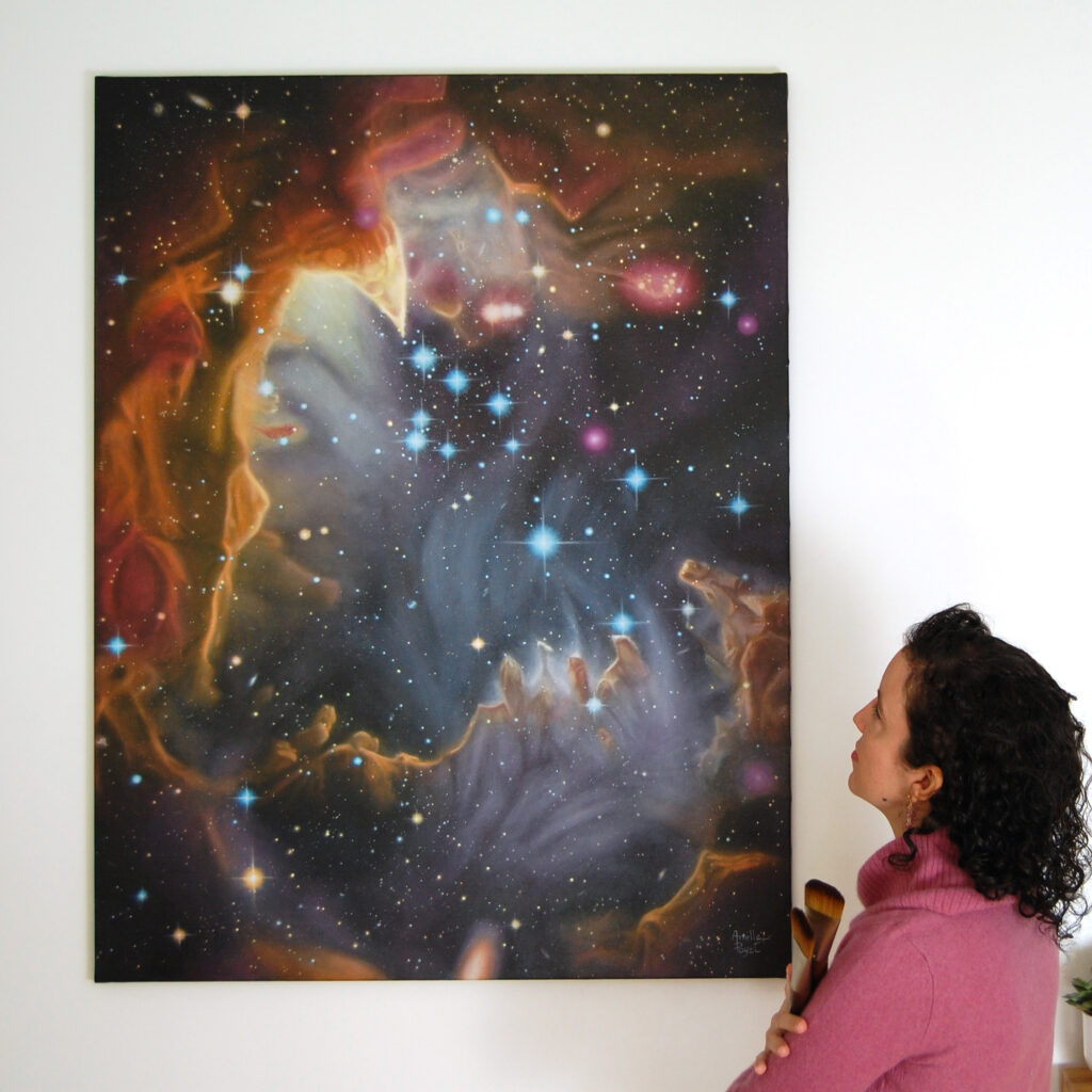Artiste Arielle Payet regardant son tableau "Renaissance" accroché sur un mur