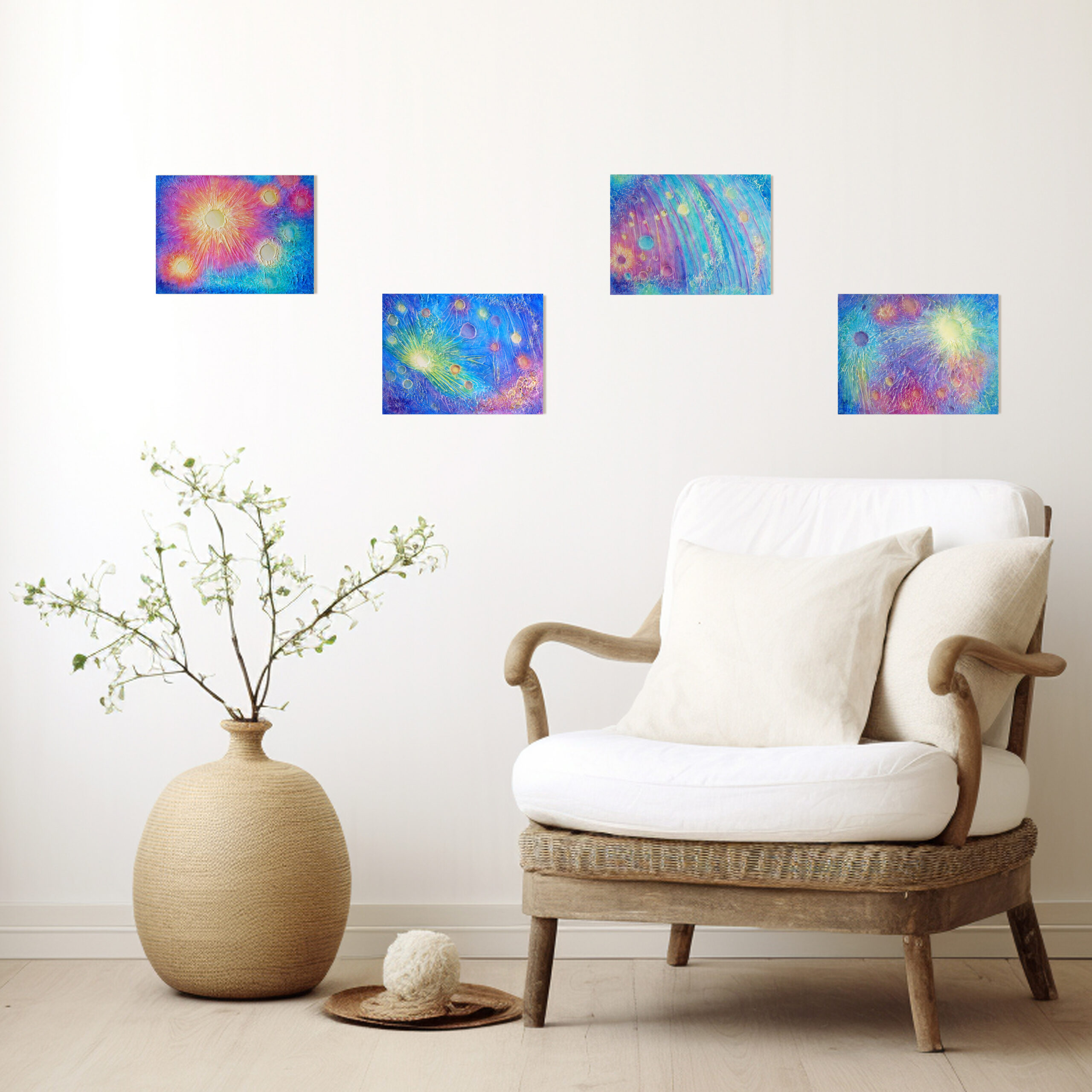 Peintures acryliques de cratères à la surface de Mercure par Arielle Payet intitulées "Mercure 0.1", "Mercure 0.2", "Mercure 0.3" et "Mercure 0.4" mis en situation dans un intérieur au-dessus d'un fauteuil