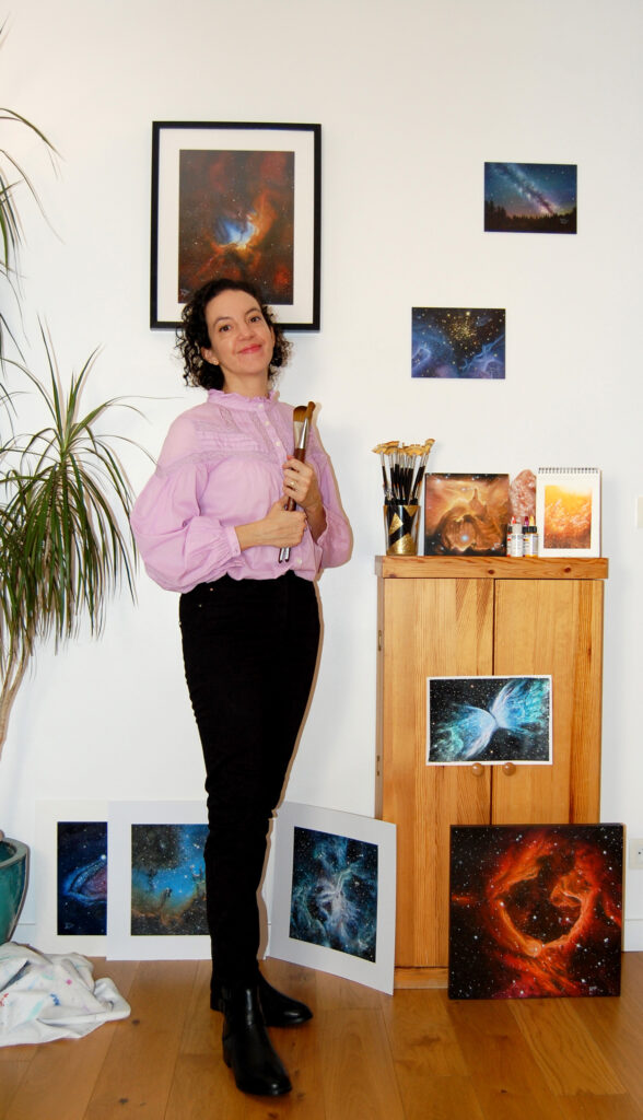 Arielle Payet dans son atelier avec quelques unes de ses oeuvres
