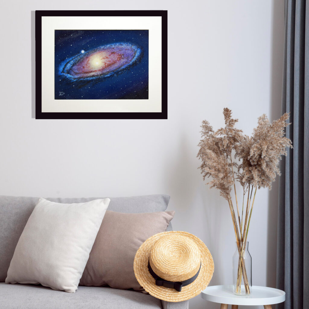 Tableau "Andromède" mis en situation dans un salon au-dessus d'un canapé