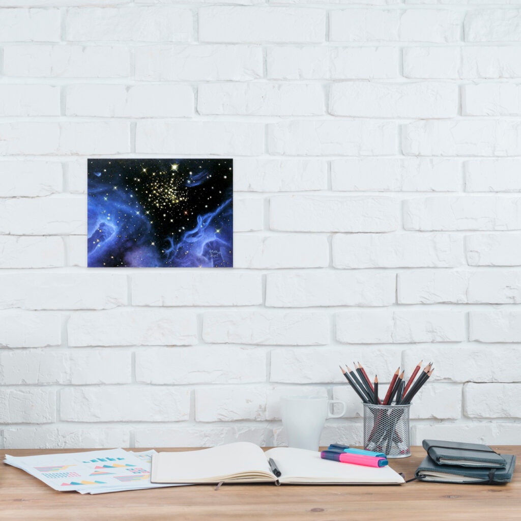 Peinture à l'acrylique de la nébuleuse NGC 3603 par Arielle Payet intitulée "Jewel box" mise en situation au-dessus d'un bureau