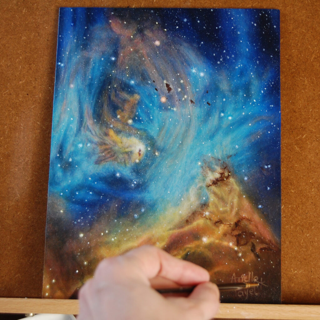 Tableau à l'acrylique "Course dans les étoiles" d'Arielle Payet à l'atelier de l'artiste avec sa main
