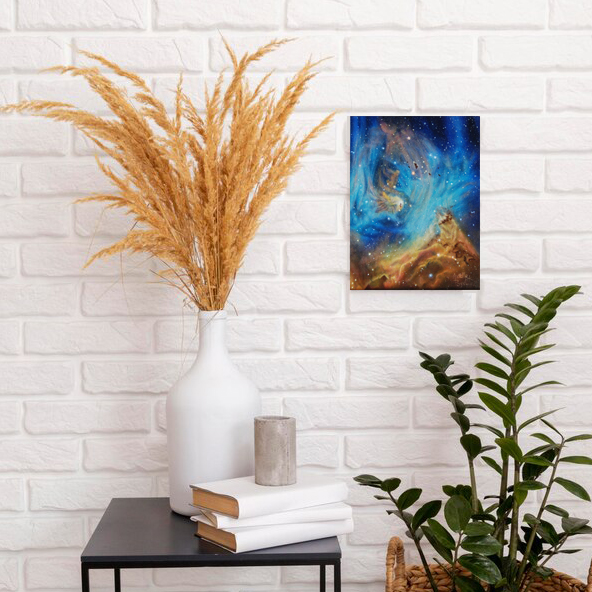 Tableau "Course dans les étoiles" d'Arielle Payet mis en situation au-dessus d'une table basse avec des livres et un vase