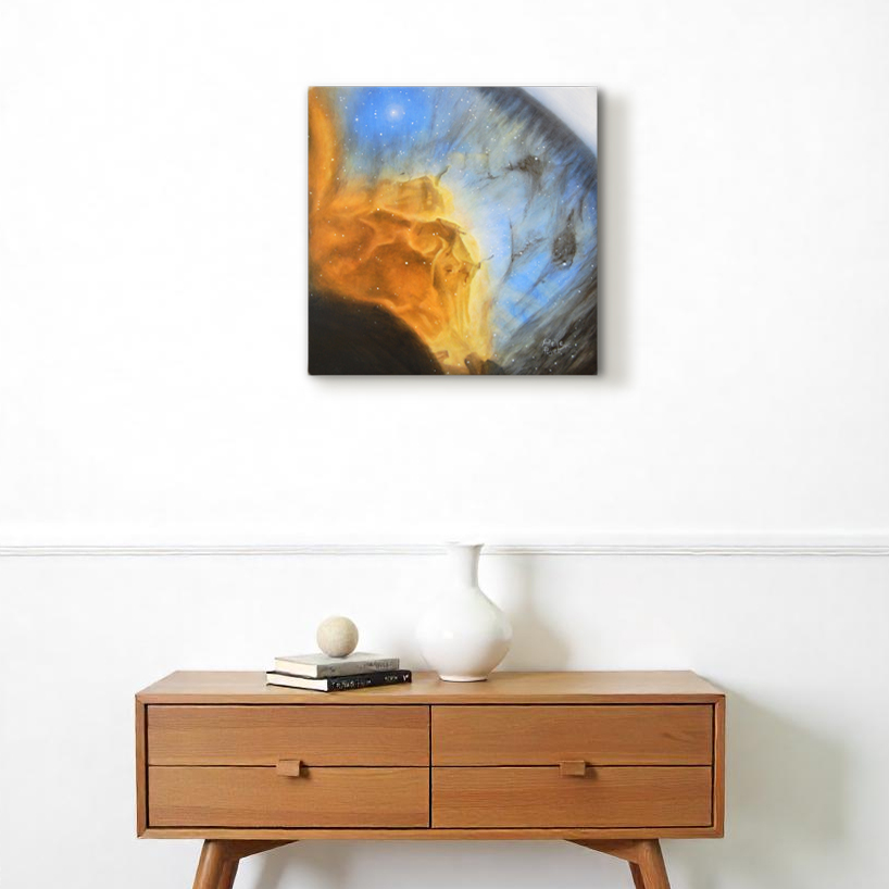 Tableau "Les yeux dans les cieux" par Arielle Payet accroché à un mur au dessus d'un meuble