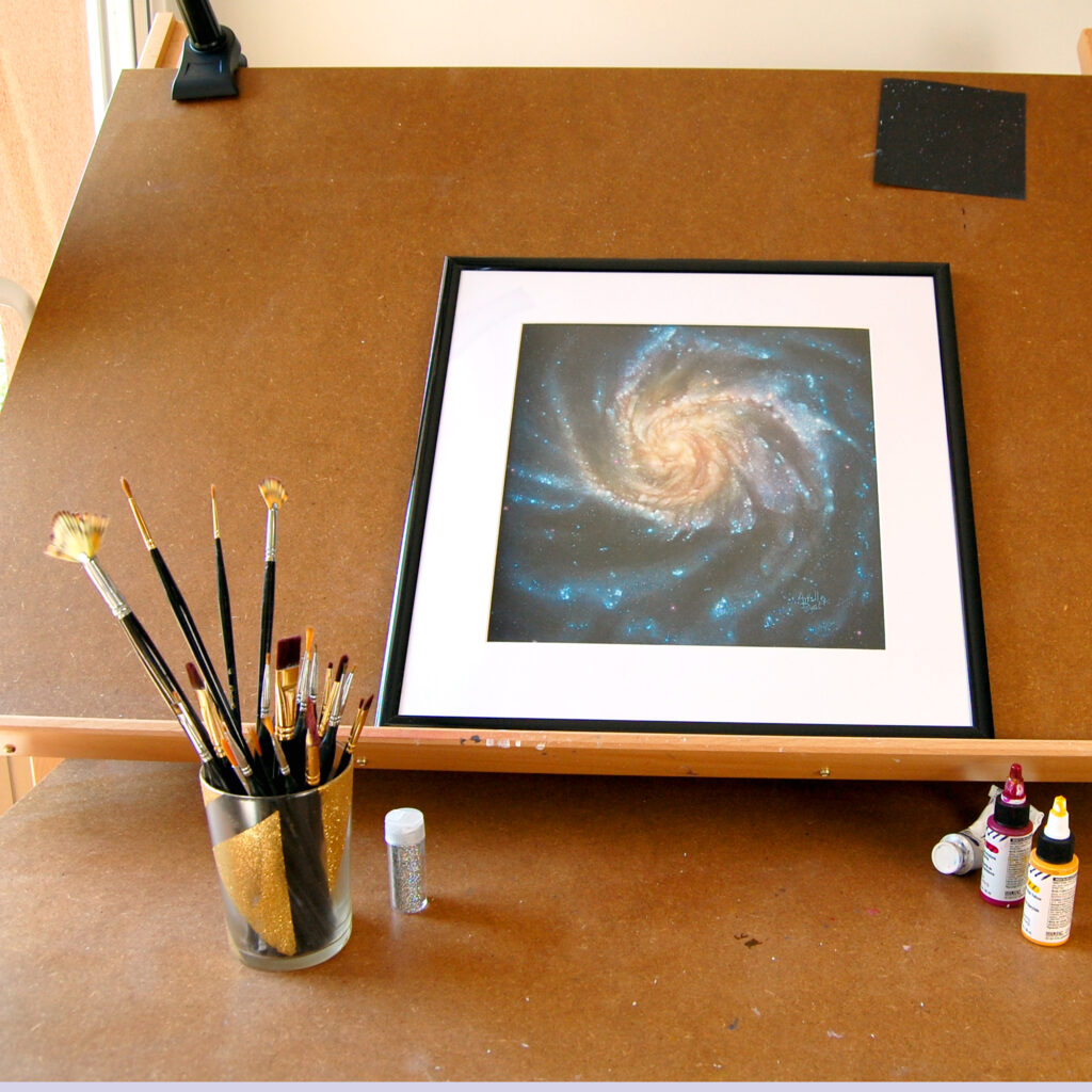Peinture "Toutes pour une" par Arielle Payet représentant une galaxie encadrée à saon atelier