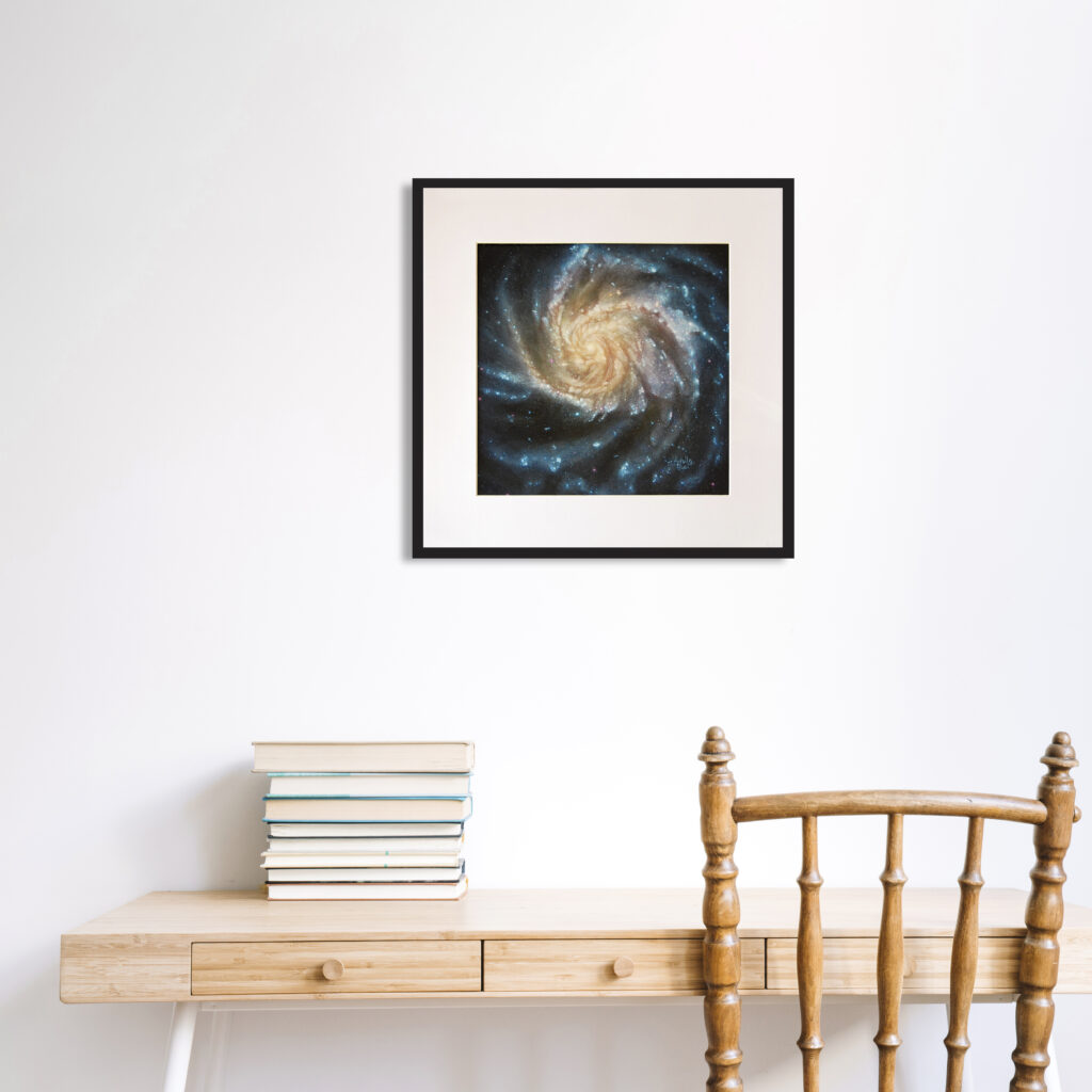Tableau "Toutes pour une" par Arielle Payet représentant une galaxie au-dessus d'un bureau