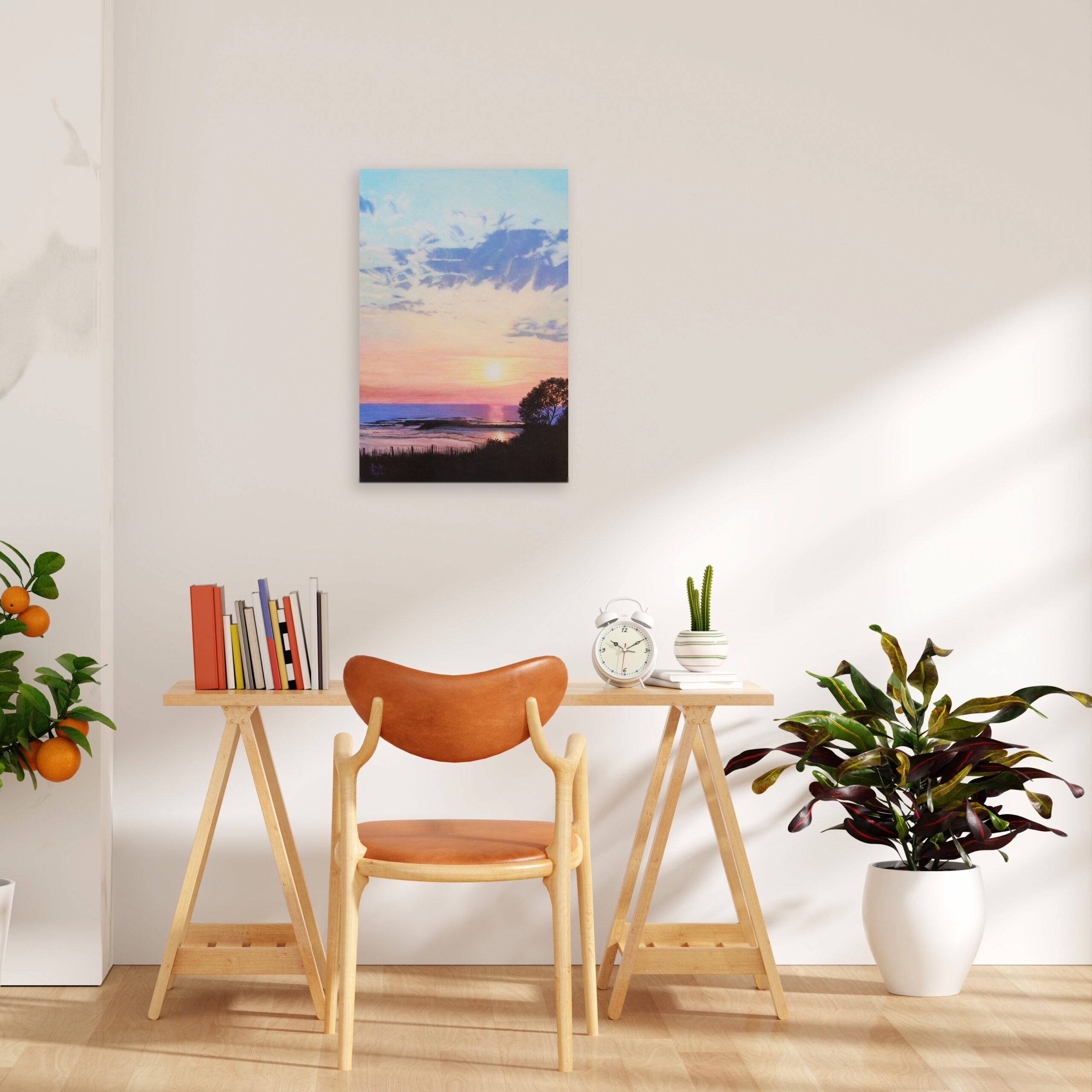 Peinture à l'acrylique intitulée "21h33 sur l'estran" par Arielle Payet montrant un coucher de soleil sur un estran mis en situation au-dessus d'un bureau