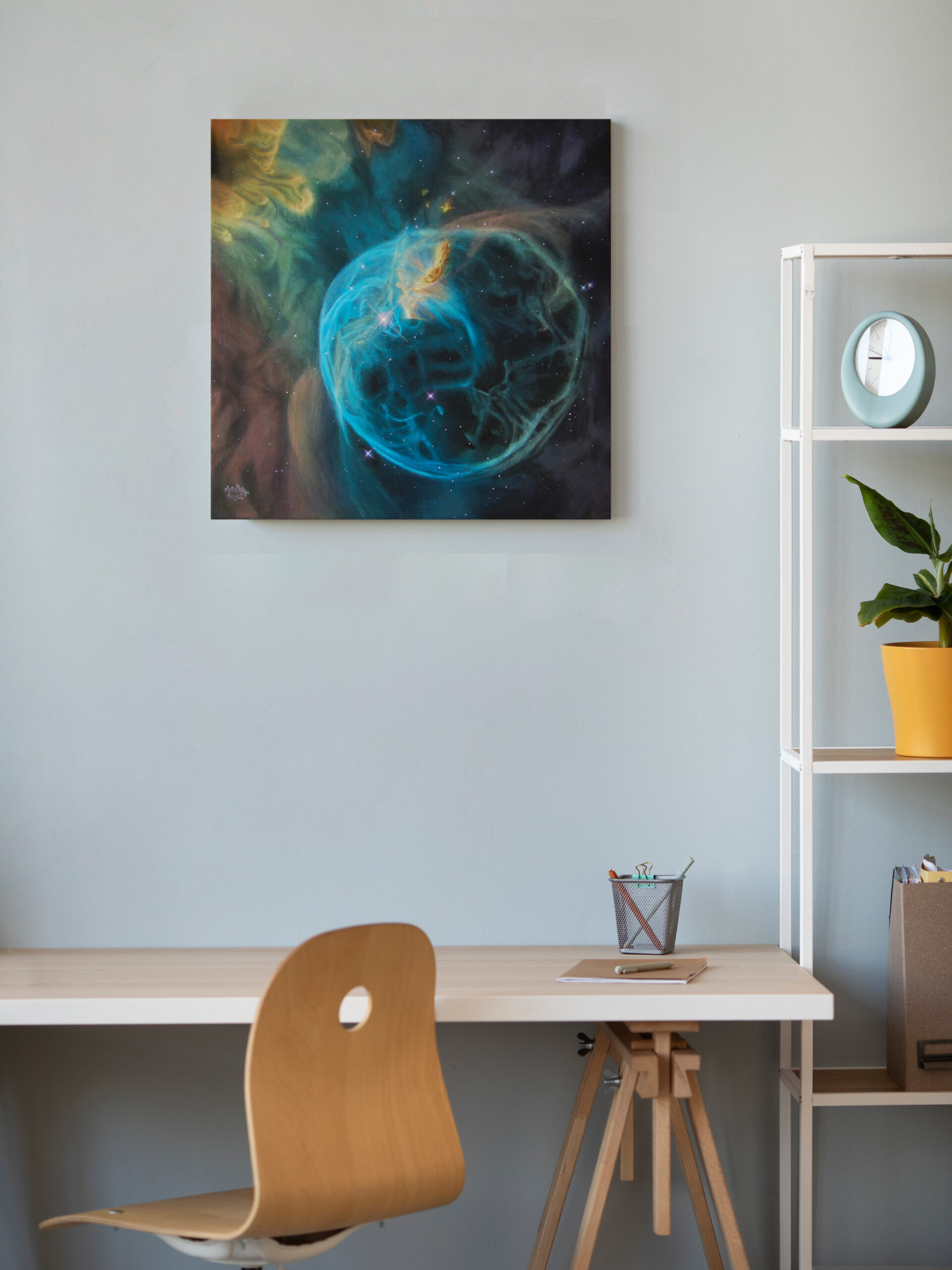 Photo de la peinture "La bulle" par Arielle Payet au dessus d'un bureau
