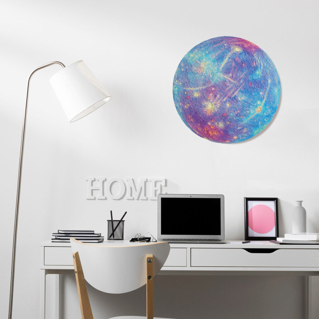 Peinture "Mercurychrome" d'Arielle Payet au-dessus d'un bureau