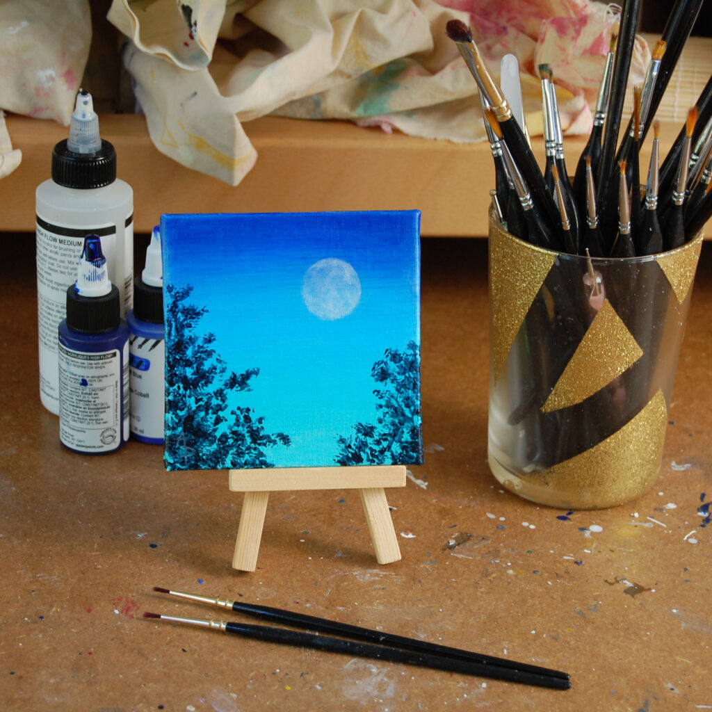 Peinture "Mini Moon 2" par Arielle Payet sur support en bois à son atelier